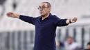 Maurizio Sarri - Pelatih Lazio ini merupakan sosok yang terkenal sebagai perokok berat. Sarri mengaku mampu menghabiskan 60 batang per hari. (Fabio Ferrari/LaPresse via AP)