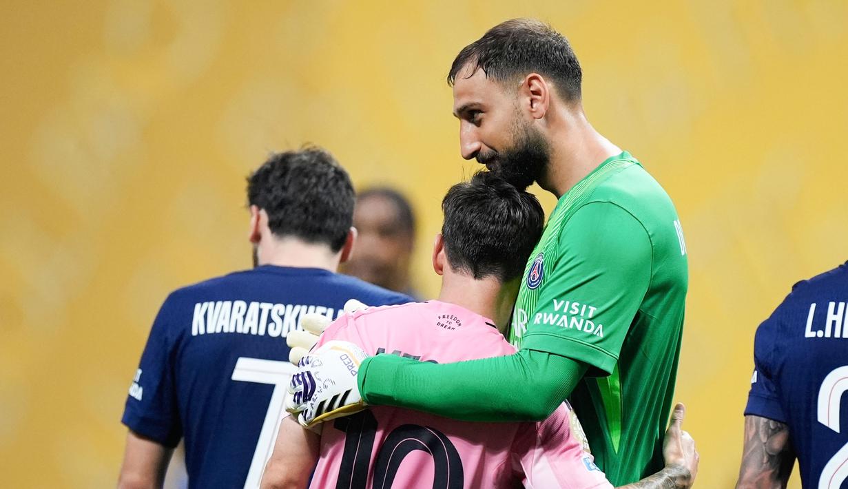 Kiper PSG, Gianluigi Donnarumma, memeluk pemain Inter Miami, Lionel Messi, pada babak 16 besar Piala Dunia Antarklub 2025 di Mercedez-Benz Stadium, Atlanta, Minggu (29/06/2025) malam WIB. (AP Photo/Mike Stewart)
