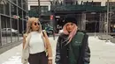 Cocok  untuk musim dingin, gaya jalanan Kylie Jenner ini bisa kamu jadikan inspirasi. Padukan hoodie, baseball jacket, pants, beanie, dan sepatu converse (Instagram/kyliejenner).