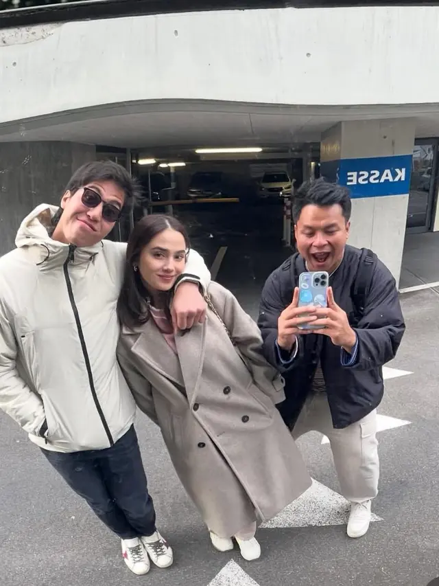 Syifa Hadju liburan ke Swiss dengan coat. [@ryanogilvy]