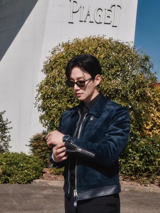 Momen ini juga dimanfaatkan Lee Junho dengan mengunjungi langsung pabrik Piaget. Member dari boy group 2PM ini tampil begitu karismatik dengan jaket suede warna navy yang serasi dengan jam tangan Polo Skeleton yang dikenakannya. [Dok/Piaget]