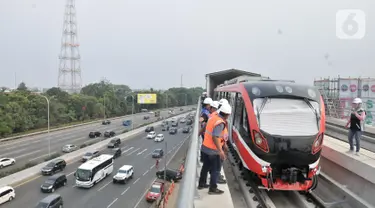 Aktivitas pekerja di Stasiun Light Rail Transit (LRT) Cibubur, Harjamukti, Depok, Minggu (13/10/2019). Progres pembangunan Stasiun LRT Cibubur baru mencapai 60 persen dan ditargetkan rampung serta diuji coba pada November 2019. (merdeka.com/Iqbal S. Nugroho)