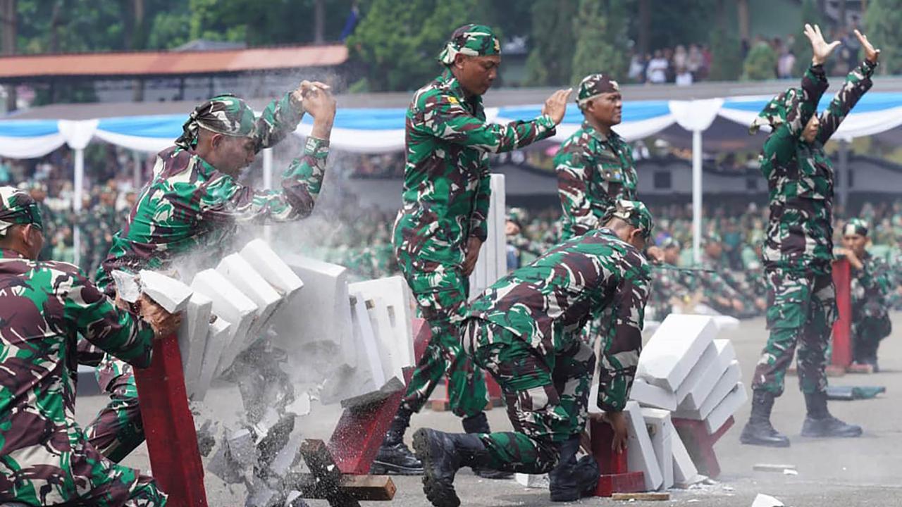 FOTO: Momen Akrab  Kasad Maruli Simanjuntak Kenakan Topi Berpuncak kepada Seorang Anak