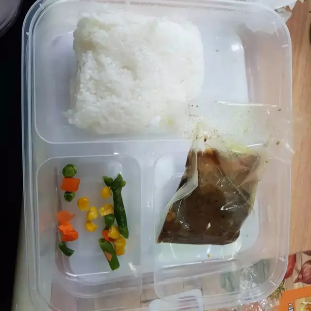 6 Potret Nasi Kotak dengan Lauk Ayam Ini Nyeleneh, Bikin Senyum Tipis