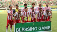 Sarawak FA berpose jelang laga persahabatan melawan Persebaya di Stadion Gelora Bung Tomo, Surabaya, Minggu (18/3/2018). (Bola.com/Aditya Wany)