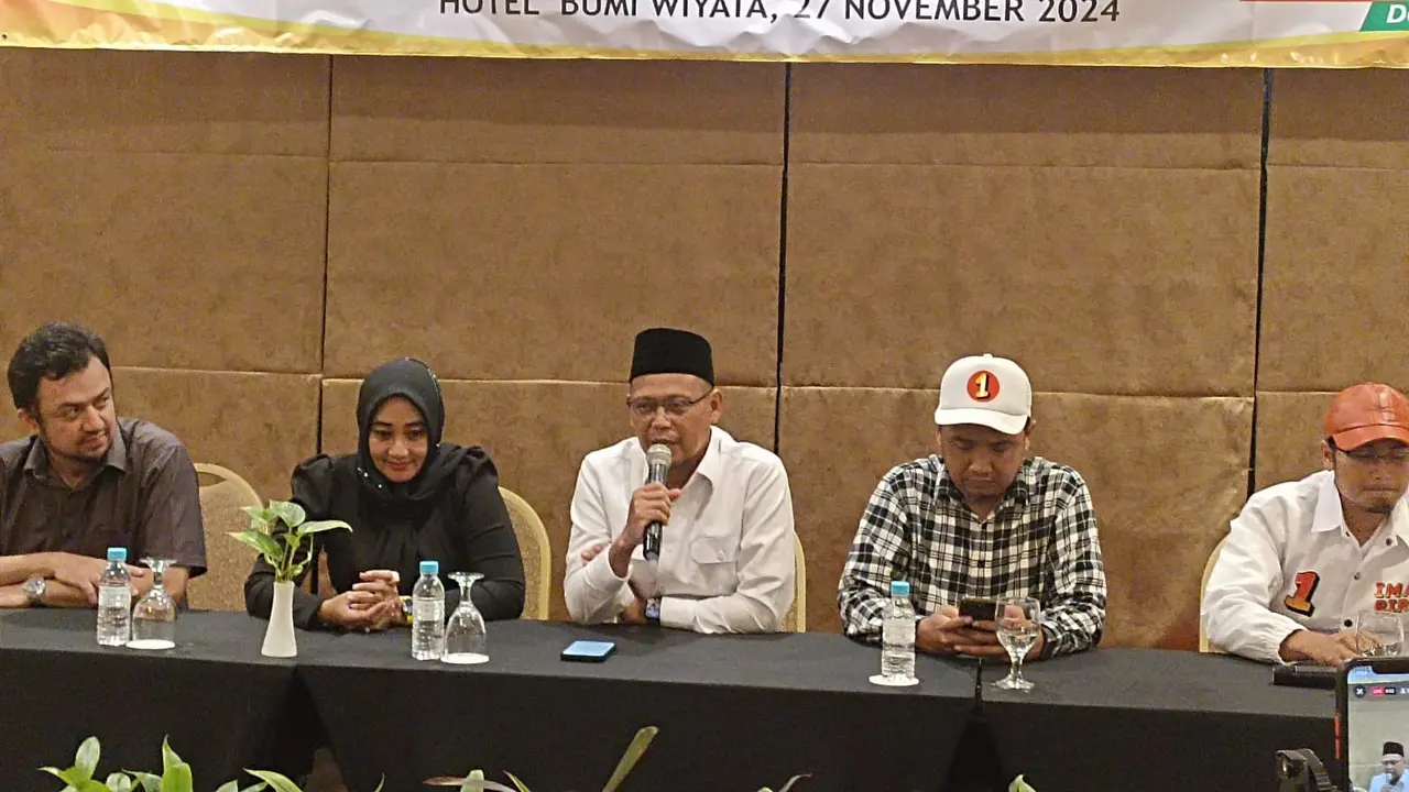 Tim pemenangan paslon nomor urut satu Imam-Ririn memberikan pernyataan kemenangan pada Pilkada Depok 2024 berdasarkan data internal PKS. (Liputan6.com/Dicky Agung Prihanto)