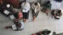 Sejumlah jemaah pria terlihat serius saat mengikuti tadarus Alquran di Masjid Kauman, Semarang, Jawa Tengah, Rabu (8/5/2019). (Liputan6.com/Gholib)