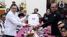 Ketua Umum Partai Perindo Hary Tanoesoedibjo menyerahkan dokumen daftar bakal calon legislatif (bacaleg) kepada Ketua Komisi Pemilihan Umum (KPU) Hasyim Asy'ari di Gedung KPU, Jakarta, Minggu (14/5/2023). (Liputan6.com/Herman Zakharia)