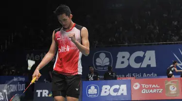 Christie Jonatan menggebrak panggung BCA Indonesia Open Superseries Premier 2015  di Istora Senayan, Jakarta, Rabu (4/6/2015).  Christie yang baru debut di turnamen ini, berhasil masuk delapan besar usai menekuk Lee Hyun Ill (Liputan6.com/Herman Zakharia)