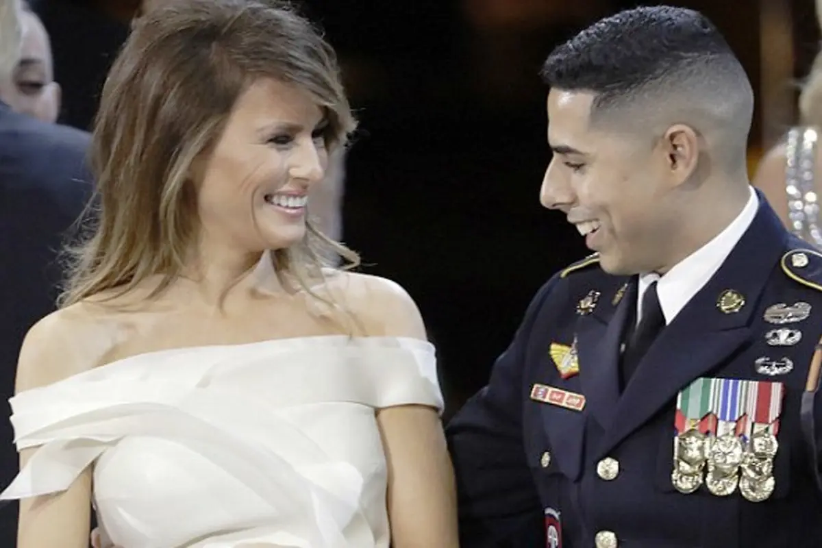 Melania Trump berdansa dengan seorang perwira muda Angkatan Darat AS, Sersan Jose Medina.