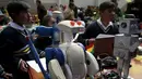 Anak – anak serius mendengarkan presentasi dari Panitia perlombaan pada olimpiade sains di La Paz, Bolivia,  Senin (10/8/2015). Kompetisi tahunan ini diikuti oleh sekolah – sekolah dari tingkat dasar hingga menengah. (REUTERS/David Mercado)
