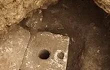 Terungkap Bentuk Toilet Pribadi Orang Super Kaya 2.700 Tahun Lalu, Septic Tanknya Penuh Tulang dan Tembikar