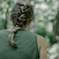 ilustrasi gaya ikat rambut/ Sean Foster/unsplash.com