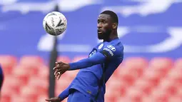 Bek Chelsea, Antonio Rudiger mengontrol bola saat bertanding melawan Manchester City pada  pertandingan semifinal Piala FA di Stadion Wembley di London, Inggris, Minggu (18/4/2021). Di final, Chelsea akan menghadapi pemenang antara Southampton dan Leicester City. (Ben Stansall, Pool via AP)