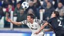 Pemain Juventus, Sami Khedira (kiri) berduel dengan pemain Porto, Maxi Pereira pada Babak 16 Besar Liga Champions di Juventus Stadium, (14/3/2017). Juventus menang 1-0. ((Alessandro Di Marco/ANSA via AP)