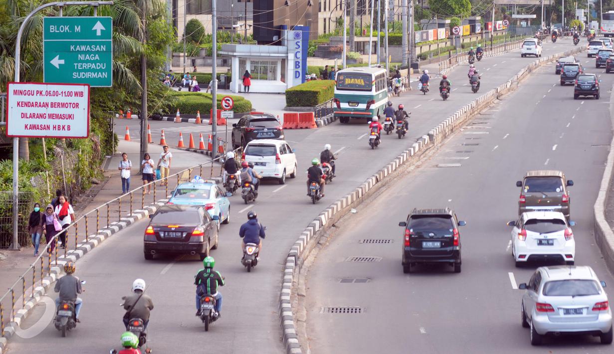Kendaraan melintas di kawasan Sudirman, Jakarta, (15/5). Wacana Tersebut usai dihapusnya sistem three in one mulai 16 Mei 2016 dan menunggu berlakunya sistem Electronic Road Pricing (ERP) yang baru terlaksana pada 2017. (Liputan6.com/Helmi Afandi)