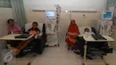 Pasien melakukan cuci darah di Paviliun B Rumah Sakit Siloam, Tangerang, Banten, Selasa (1/12). Paviliun B ini khusus melayani program kesehatan daerah, Multiguna serta BPJS dan memiliki kapasitas 600 tempat tidur. (Liputan6.com/Faisal R Syam)