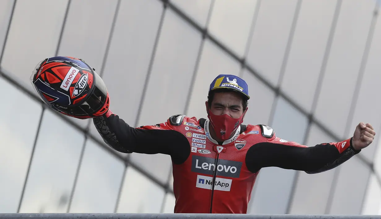 Pembalap Ducati Danilo Petrucci melakukan selebrasi usai memenangkan balapan MotoGP Prancis 2020 di Le Mans, Prancis, Minggu (11/10/2020). Danilo Petrucci menjadi yang tercepat disusul Alex Marquez dan Pol Espargaro. (AP Photo/David Vincent)