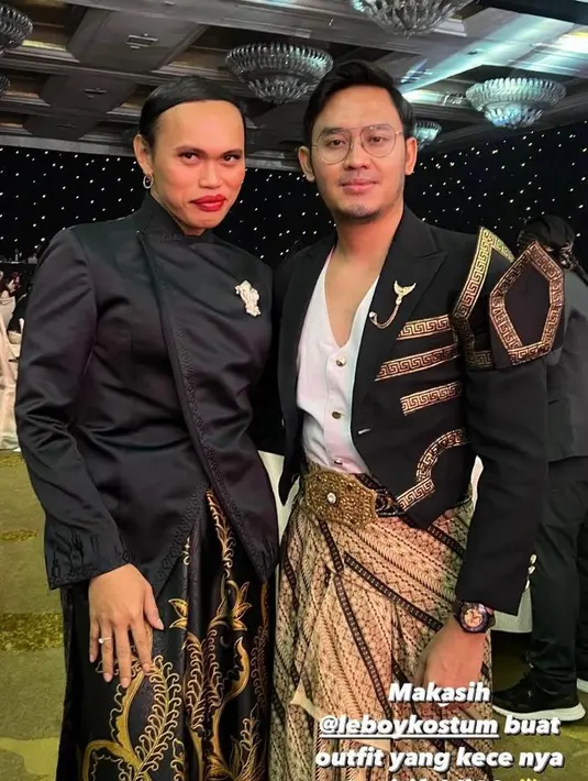 Celebrity Fashion Stylist Wanda Hara nggak kalah kece tampil ala ‘Jeng Yah’. Ia mengenakan kebaya janggan hitam dipadukan kain batik.[@elangmfirdaus]