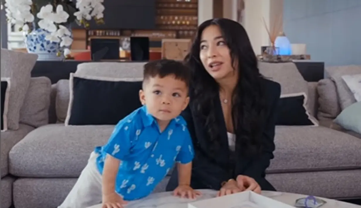 Nikita Willy tampil cantik dengan tank top putih dipadunya mengenakan celana panjang cokelat dan blazer biru navy. Sedangkan Issa menggemaskan tampil dengan kemeja bermotif berwarna biru dan celana berwarna putih gading. [Foto: Instagram/nikitawillyofficial94]