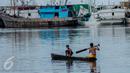 Warga menaiki perahu di Kampung Akuarium, Penjaringan, Jakarta Utara, Senin (30/1). Rencana tahap pertama revitalisasi  Kampung Akuarium adalah membuat tanggul setinggi 3,5 meter dari tepi laut. (Liputan6.com/Gempur M Surya)