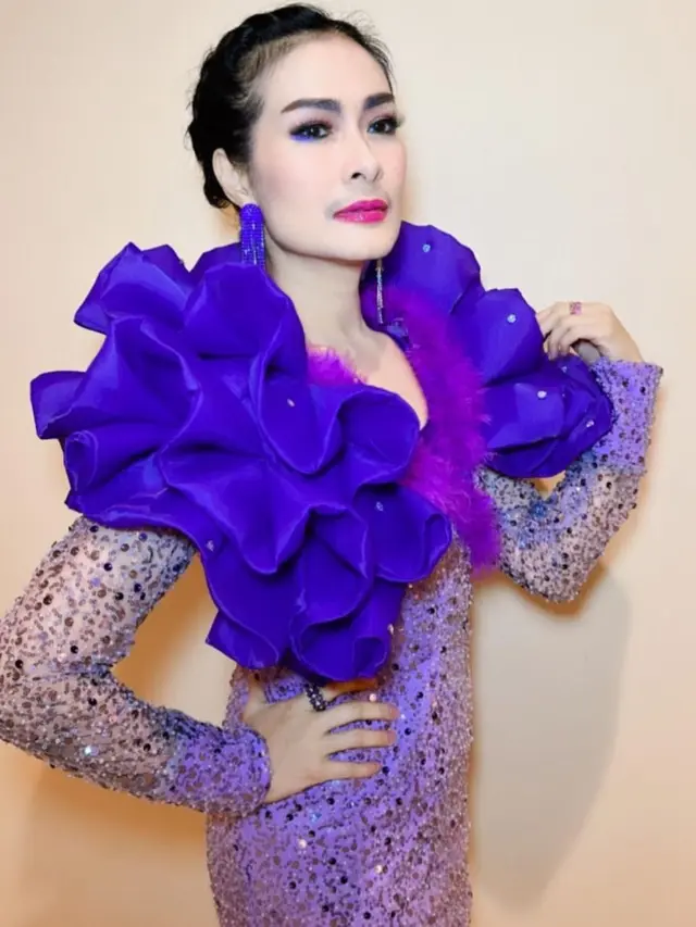 Artis Berkumis Tipis