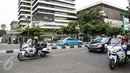 Patwal polisi terlihat mengawal mobil Presiden Jokowi usai meninjau aktivitas pertokoan di kawasan Sarinah Thamrin, Jakarta, Jumat (15/1). Kunjungan tersebut guna memastikan situasi Ibukota kembali normal pasca serangan teror. (Liputan6.com/Faizal Fanani)