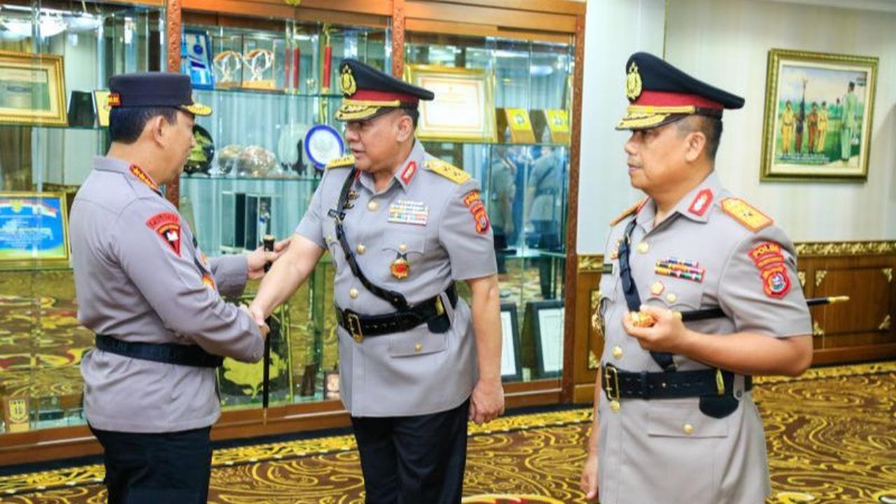 Kapolri Jenderal Listyo Sigit Prabowo melantik Brigadir Jenderal (Brigjen) Dwi Irianto sebagai Kapolda Sulawesi tenggara (Sultra), Senin (29/4).<br>