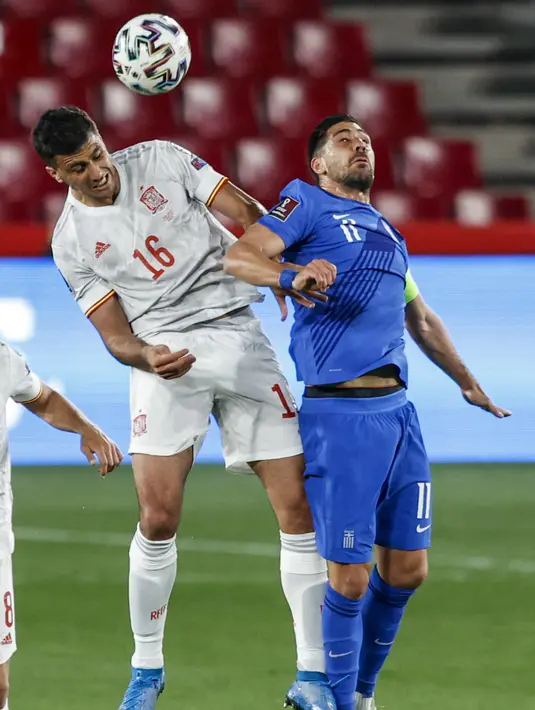 Gelandang Timnas Spanyol, Rodri bersaing memperebutkan bola dengan penyerang Yunani, Tasos Basaketas pada kualifikasi Piala Dunia 2022 zona Eropa Grup B di stadion Los Carmenes , Granada, Jumat (26/3/2021) dinihari WIB. Spanyol tertahan 1-1 saat menjamu Yunani. (AP Photo/Fermin Rodriguez)