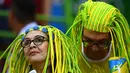 Pendukung tim Brasil menggunakan wig unik saat menyaksikan pertandingan bola tangan putri antara Spanyol vs Norwegia dalam ajang Olimpiade 2016, di Rio de Janeiro, 8 Agustus 2016. (AFP PHOTO/Franck FIFE)