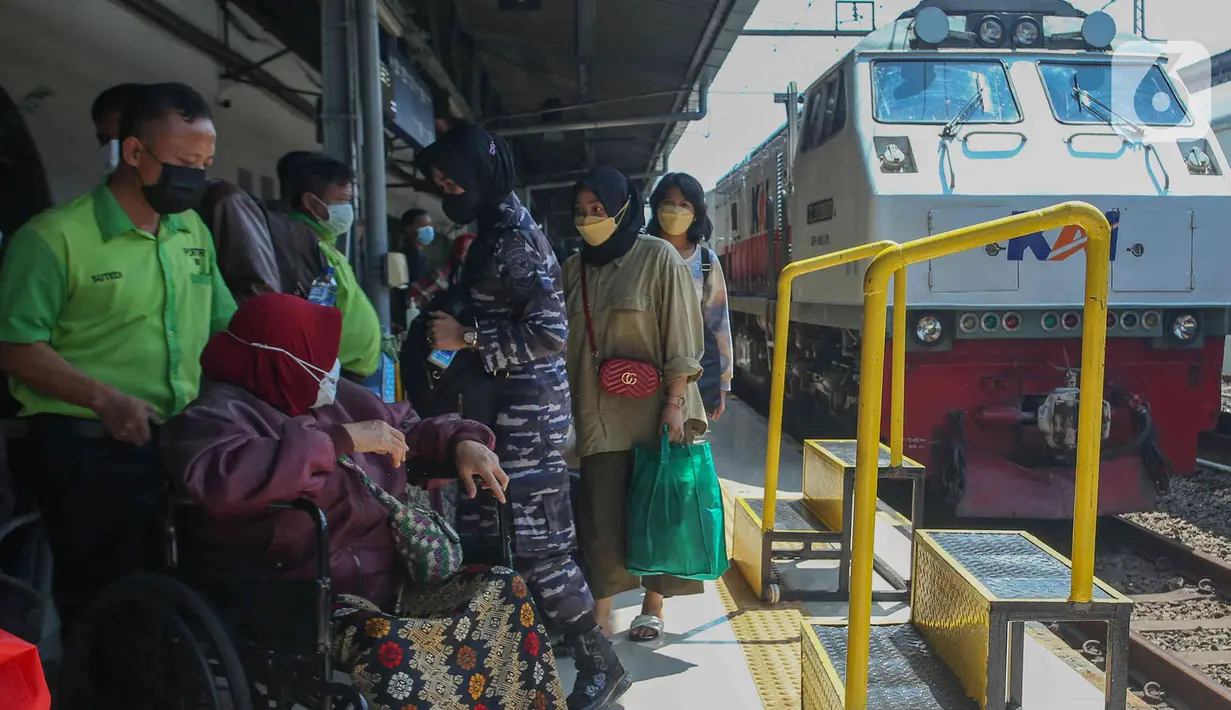 Petugas membantu penumpang berkursi roda sambil menunggu kedatangan kereta api tujuan di Stasiun Senen, Jakarta, Jumat (8/7/2022). Dua hari menjelang Idul adha 2022, jumlah penumpang kereta api jarak jauh meningkat dua kali lipat di Stasiun Pasar Senen dengan jumlah 14.470 penumpang dari 24 jadwal keberangkatan KA. (Liputan6.com/Herman Zakharia)