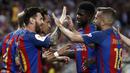 Para pemain Barcelona merayakan gol yang dicetak Lionel Messi pada laga final Copa Del Rey di Stadion Vicente Calderon, Madrid, Sabtu (27/5/2017). Barcelona menang 3-1 atas Alaves. (EPA/Mariscal)