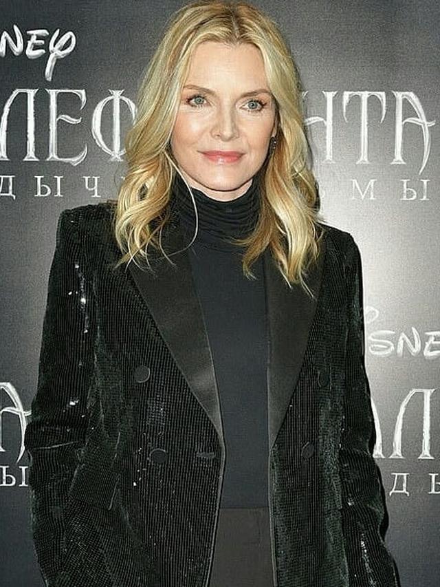 Pesona Michelle Pfeiffer (sumber: instagram/@michellepfeifferofficial)