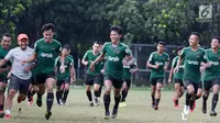 Para pemain Timnas Indonesia U-23 berlari saat mengikuti latihan di Stadion Madya, Jakarta, Kamis (14/3). Latihan ini merupakan persiapan jelang Kualifikasi Piala AFC U-23. (Bola.com/Vitalis Yogi Trisna)