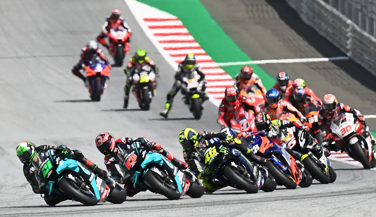 Para pembalap saat beraksi pada MotoGP Austria di Sirkuit Red Bull Ring, Minggu (16/8/2020). Dovizioso finis pertama dengan catatan waktu 28 menit 20,853 detik. (AFP/Joe Klamar)