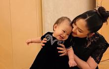 Potret Baby Kyarra Kompak Kenakan Outfit Hitam dan Emas dengan Jessica Mila, Super Cute!