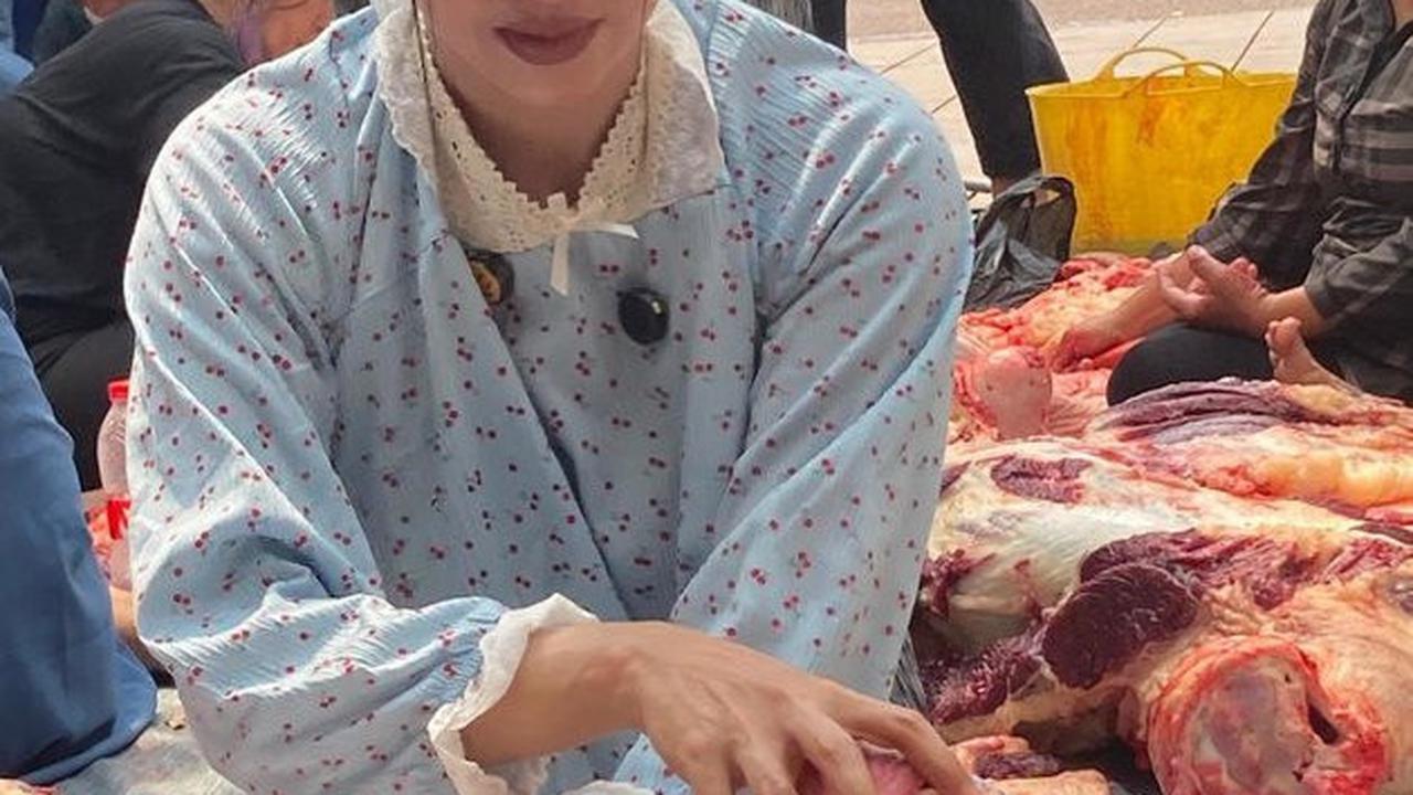 Potret Cantik Dewi Perssik Saat Potong dan Timbang Daging Kurban Idul Adha, Tampil Simple Pakai Piyama