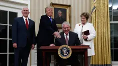 Rex Tillerson menandatangani dokumen usai diambil sumpah sebagai Menteri Luar Negeri (Menlu) AS dalam kabinet Presiden Donald Trump, di Gedung Putih, Washington, Rabu (1/2). Tillerson mendapat suara dukungan 56 berbanding 43. (AP Photo/Carolyn Kaster)