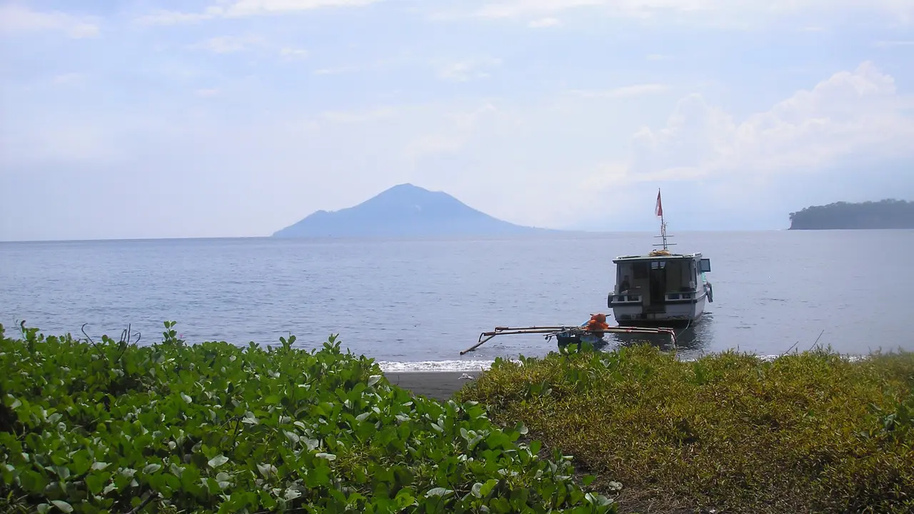 Pemandangan Gunung Sebesi di Lampung Selatan. (Dok: https://www.gunungbagging.com/sebesi/)