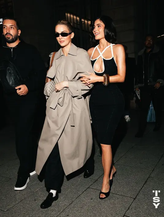 Untuk sepatu, Jenner mengikuti tren alas kaki utama tahun 2024. Ia mengenakan sepasang sepatu mules berujung terbuka. [@kyliejenner].