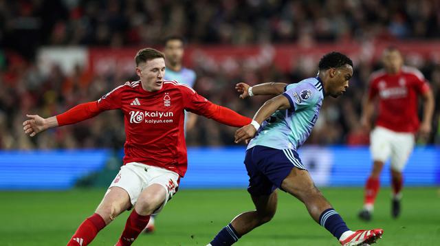 Gelandang Nottingham Forest asal Skotlandia Elliot Anderson (kiri) berebut bola dengan bek Arsenal asal Belanda Jurrien Timber selama pertandingan sepak bola Liga Primer Inggris antara Nottingham Forest dan Arsenal di The City Ground di Nottingham, Inggris bagian tengah, pada 26 Februari 2025.