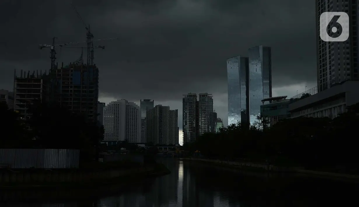 Suasana langit mendung di Jakarta, Sabtu (9/1/2021). Badan Meteorologi, Klimatologi, dan Geofisika (BMKG) memprediksi hujan ringan disertai petir dan angin kencang dengan durasi singkat akan mengguyur Jakarta pada siang dan sore hari ini. (merdeka.com/Imam Buhori)