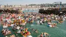 Ribuan orang berdatangan mendayung perahu rakitan buatan mereka di pelabuhan kota Basque San Sebastian utara selama acara "Abordaje", yang disebut oleh "Donostiako Piratak" (Pirates of San Sebastian), (12/8). (AFP Photo/Gari Garaialde)