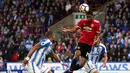 Pemain Manchester United Marcus Rashford melakukan sundulan yang akhirnya berbuah gol saat melawan Huddersfield dalam pertandingan Liga Inggris di stadion John Smith di Huddersfield (21/10). (Nigel French / PA via AP)