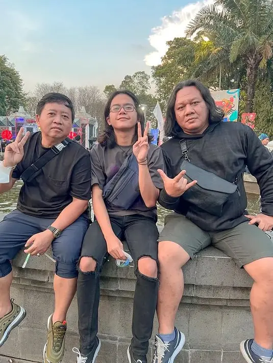 Melansir dari akun Instagram terverifikasinya, Rabu (10/8/2022), Maulana Ardiansyah dan Agi Sugiyanto mengulas fenomena ska reggae yang belakangan kerap trending di YouTube. Ska reggae adalah konsep live panggung dengan tiga pemain yakni, Imam (bass), Nanang (gitar) dan Pepen (drum). Penyanyinya, Maulana Ardiansyah. Namun ia bukan yang pertama mengusung genre ini. (Foto: Dok. Instagram @maulanaardiansyah_)