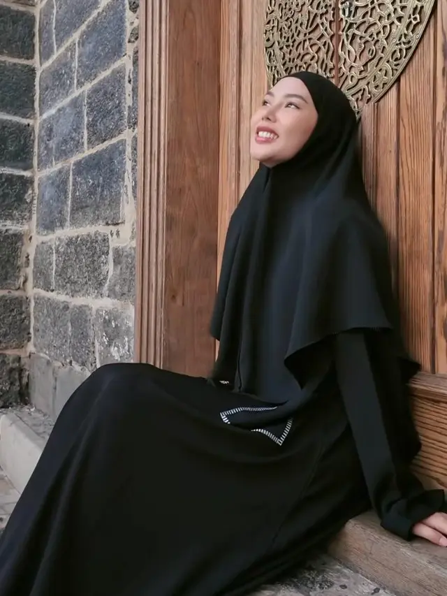 Gaya Kompak Dinda Hauw, Annisa Rahma, dan Dara Arafah Kenakan Abaya saat Umrah
