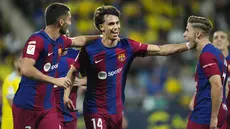 Pemain Barcelona, Joao Felix, melakukan selebrasi setelah mencetak gol ke gawang cadiz pada laga pekan ke-31 La Liga 2023/2024, di Stadion Nuevo Mirandilla, Minggu (14/4/2024). Barca menang dengan skor tipis 1-0. (AP Photo/Jose Breton)