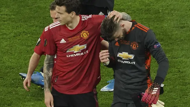 Kiper Manchester United, David de Gea (kanan), disemangati oleh rekan-rekannya setelah gagal mengeksekusi penalti ketika melawan Villareal pada final Liga Europa di Stadion Miejski, Gdansk, Polandia, Kamis (27/5/2021) dini hari WIB.