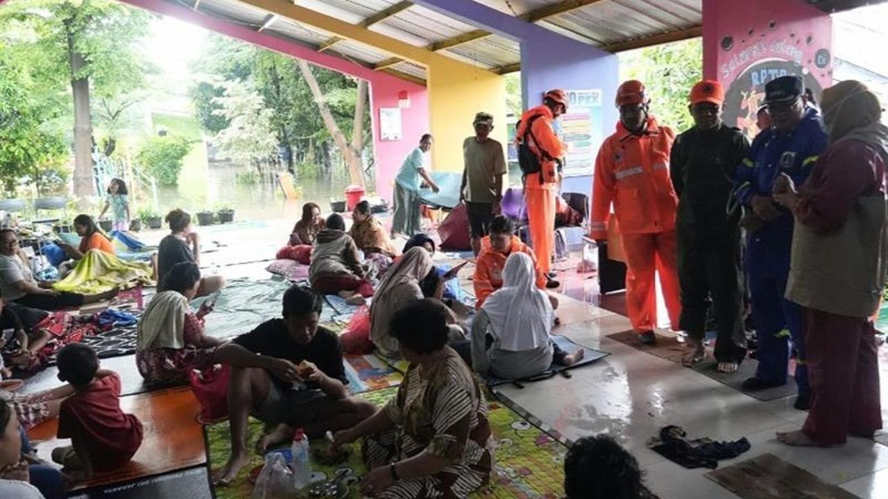 Banjir Jakarta: Lebih dari 2.000 Jiwa Mengungsi, Puluhan RT Terendam Hingga 1 Meter