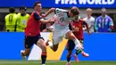 Pemain Spanyol Fabian Ruiz berebut bola dengan pemain Belagia Charles De Ketelaere selama pertandingan perempat final Piala Dunia sepak bola antara Spanyol dan Belgia di Inglewood, California, dekat Los Angeles, Jumat, 10 Juli 2026. (AP Photo/Mark J. Terrill)